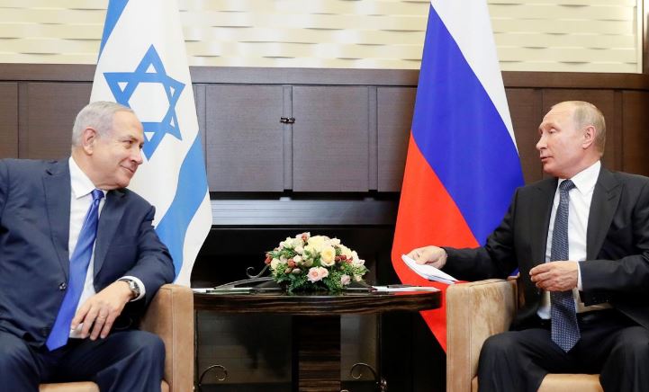 الرئيس الروسي فلاديمير بوتين (إلى اليمين) خلال اجتماع مع رئيس الوزراء الإسرائيلي بنيامين نتنياهو في منتجع سوتشي الروسي يوم 12 سبتمبر 2019. تصوير: شامل زوماتوف - رويترز.